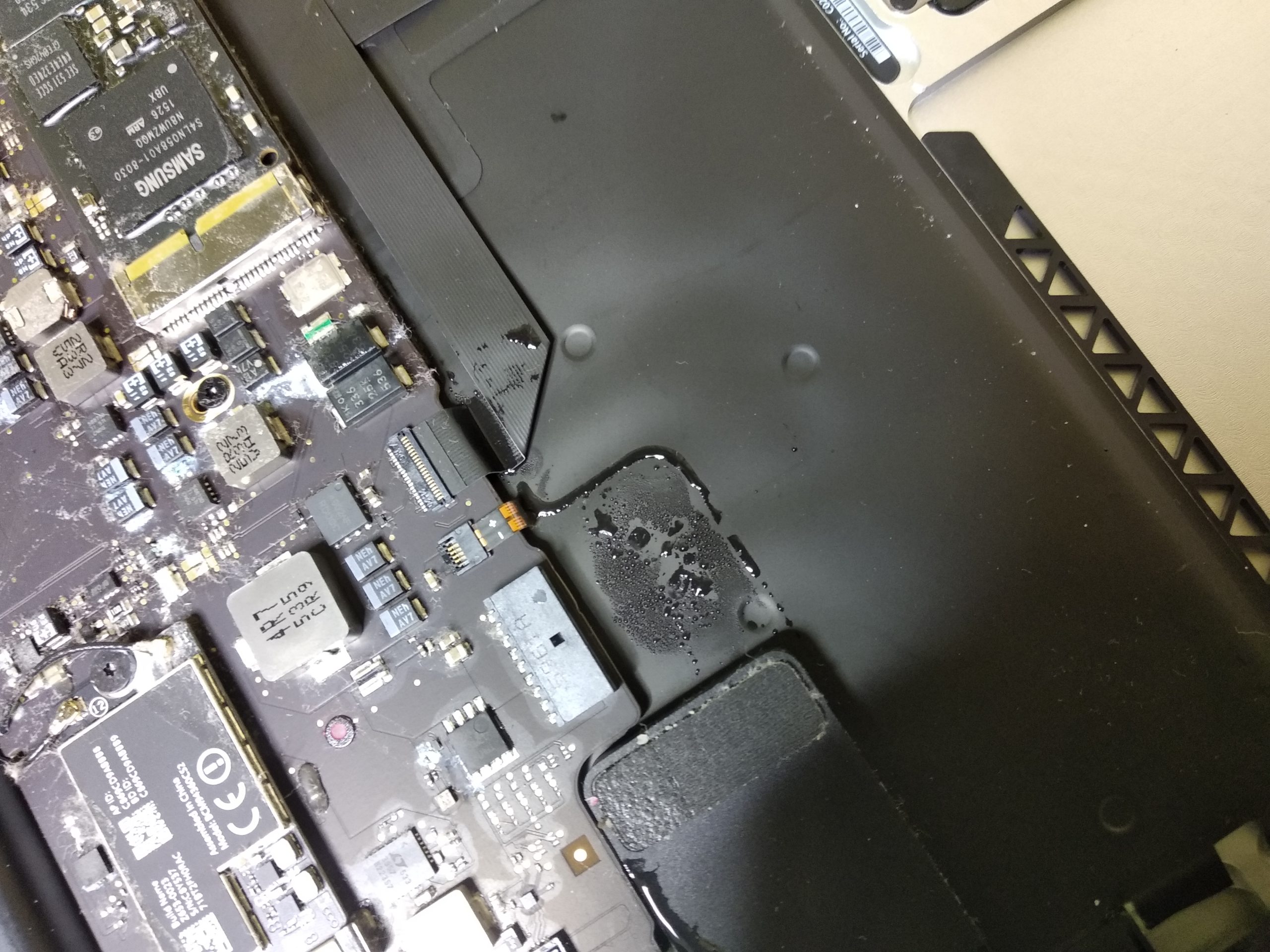 Zalany macbook,  naprawa płyty głównej, czyszczenie podzespołów