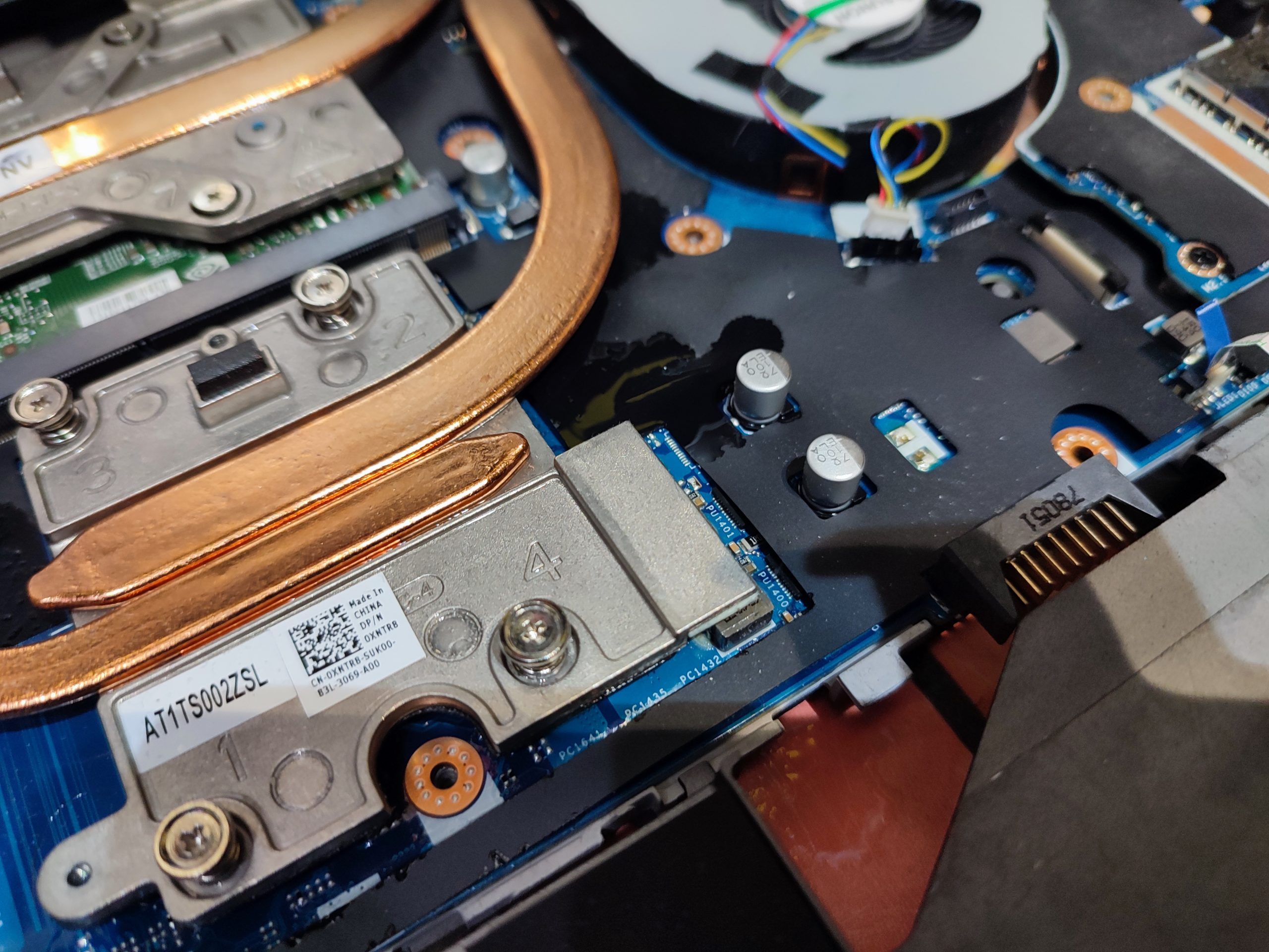 Zalana cieczą płyta główna, pojawia się korozja