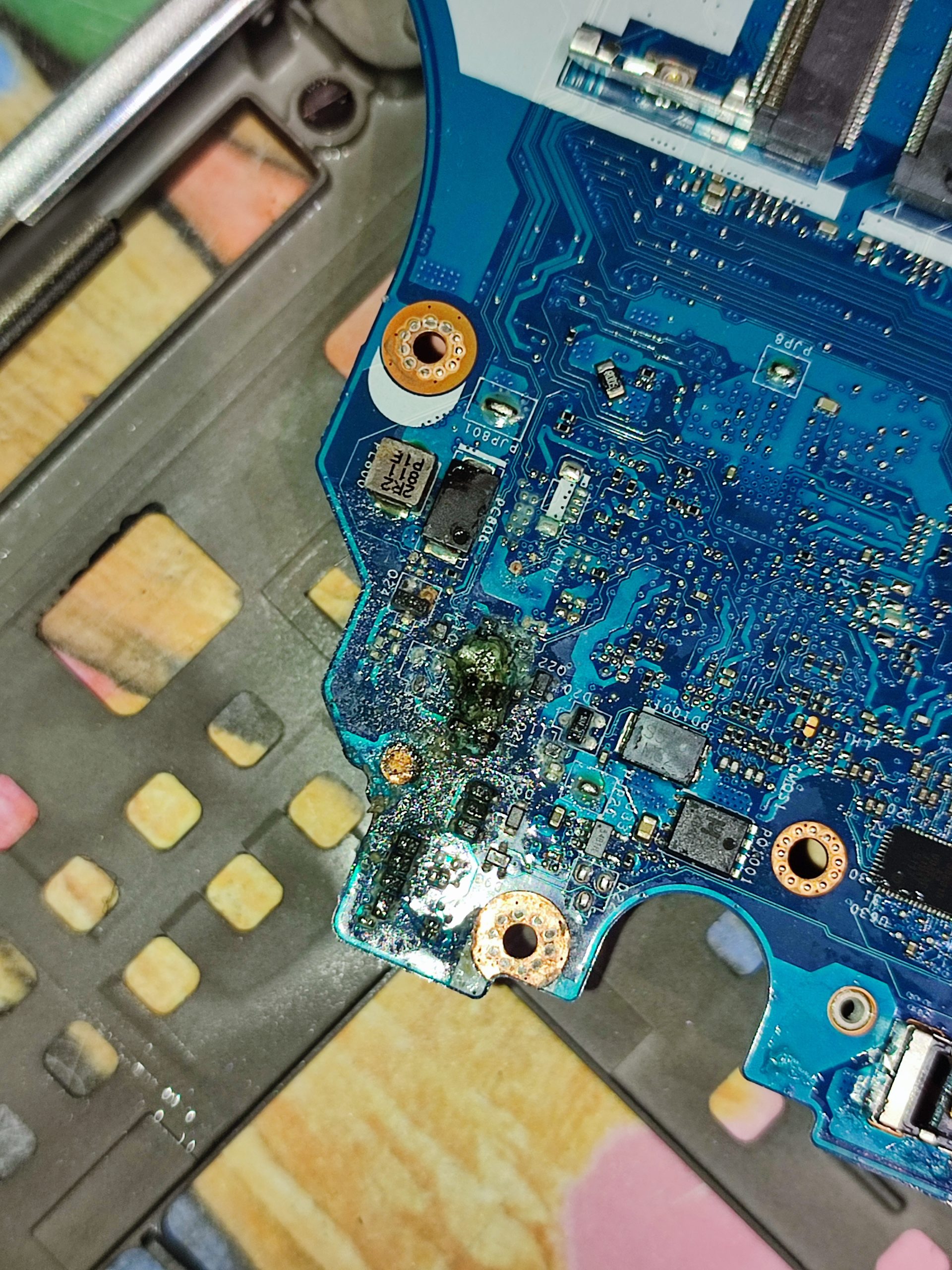 Korozja płyty główne, laptop po zalaniu