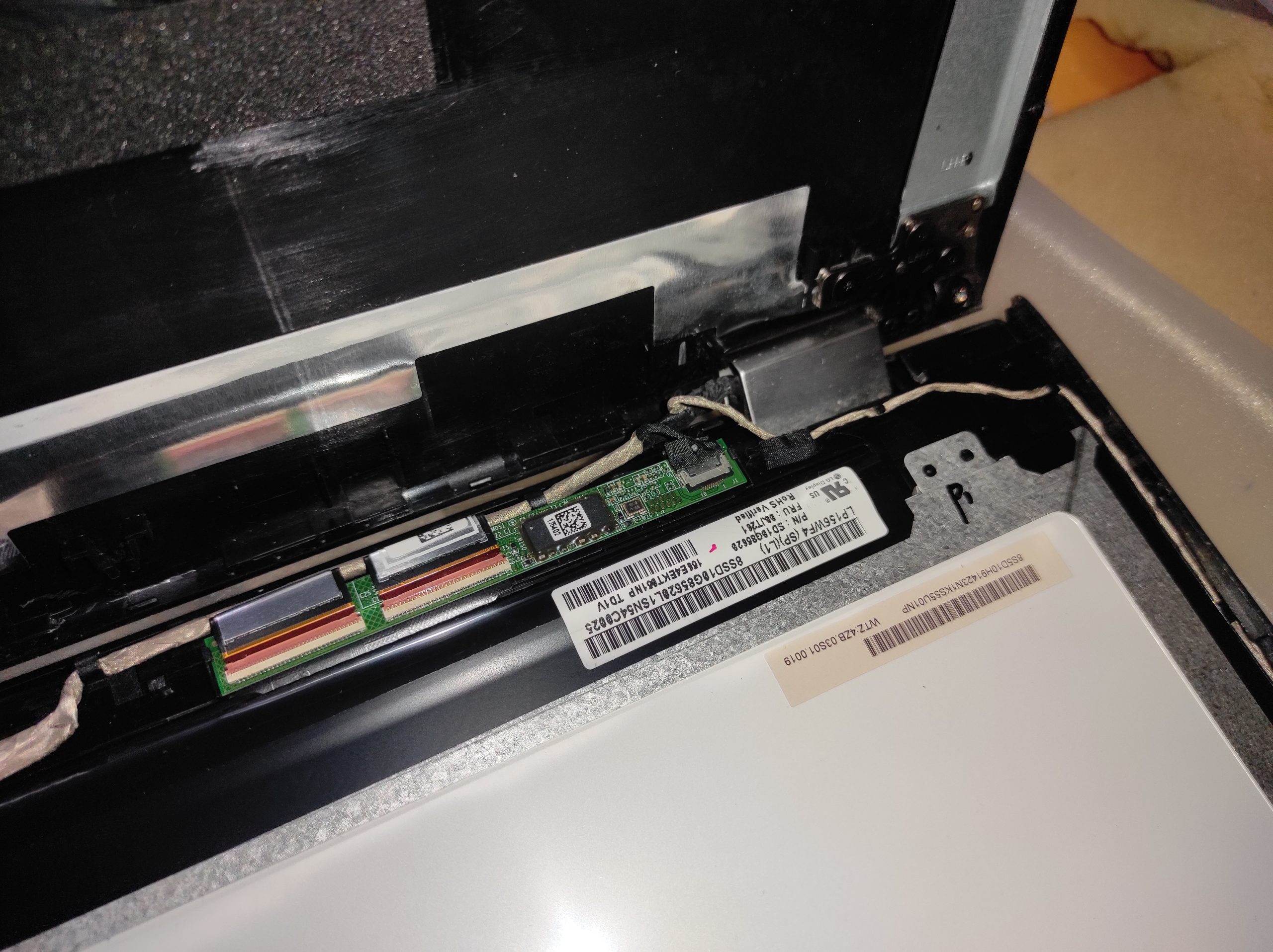 Budowa ekranu dotykowego w laptopie