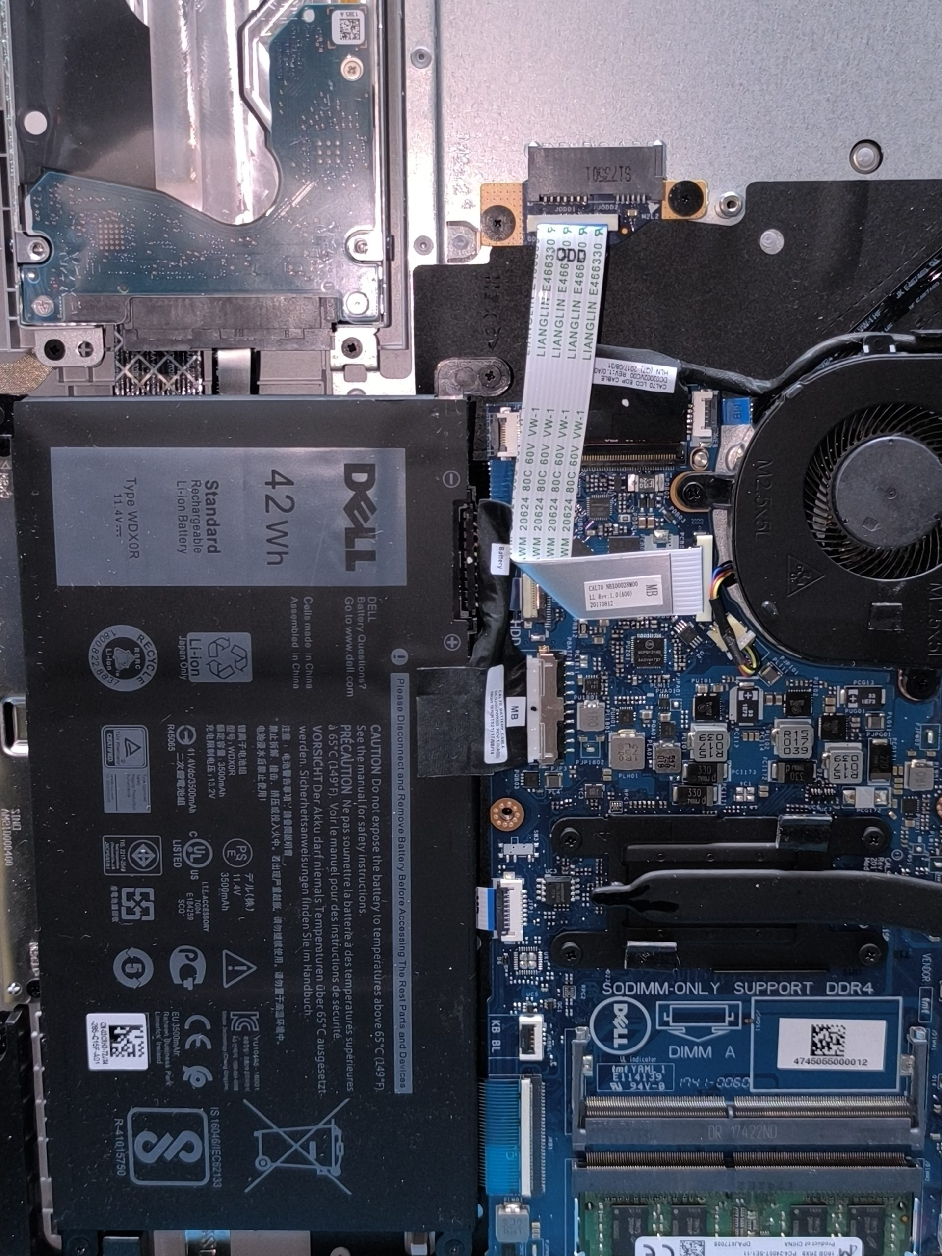 Wymiana baterii w laptopie Dell Inspiron 17 5770 – diagnostyka i demontaż elementów wewnętrznych.