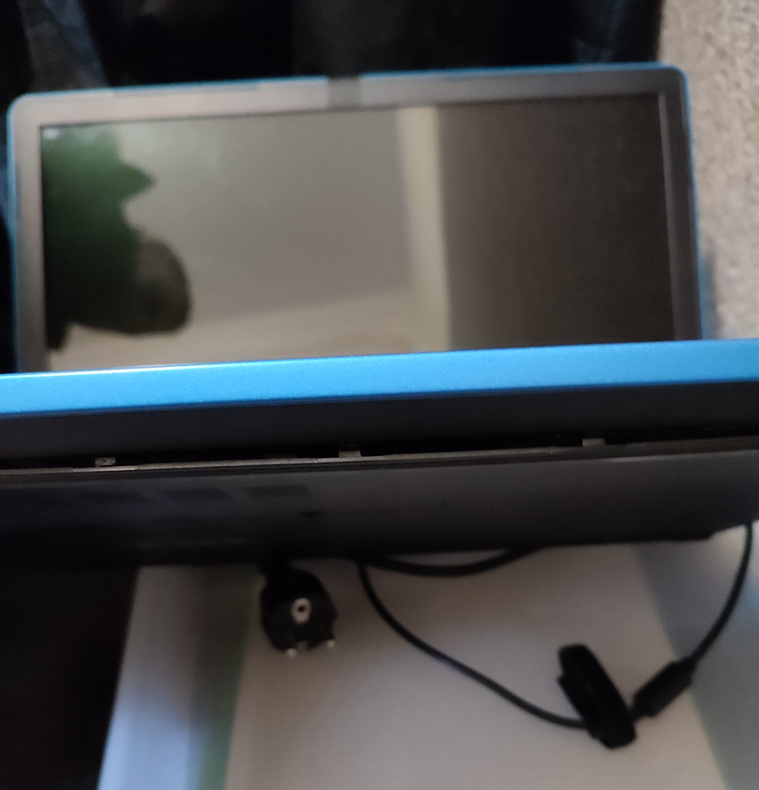 Laptop podłączony do zasilacza – sprawdź zasilanie