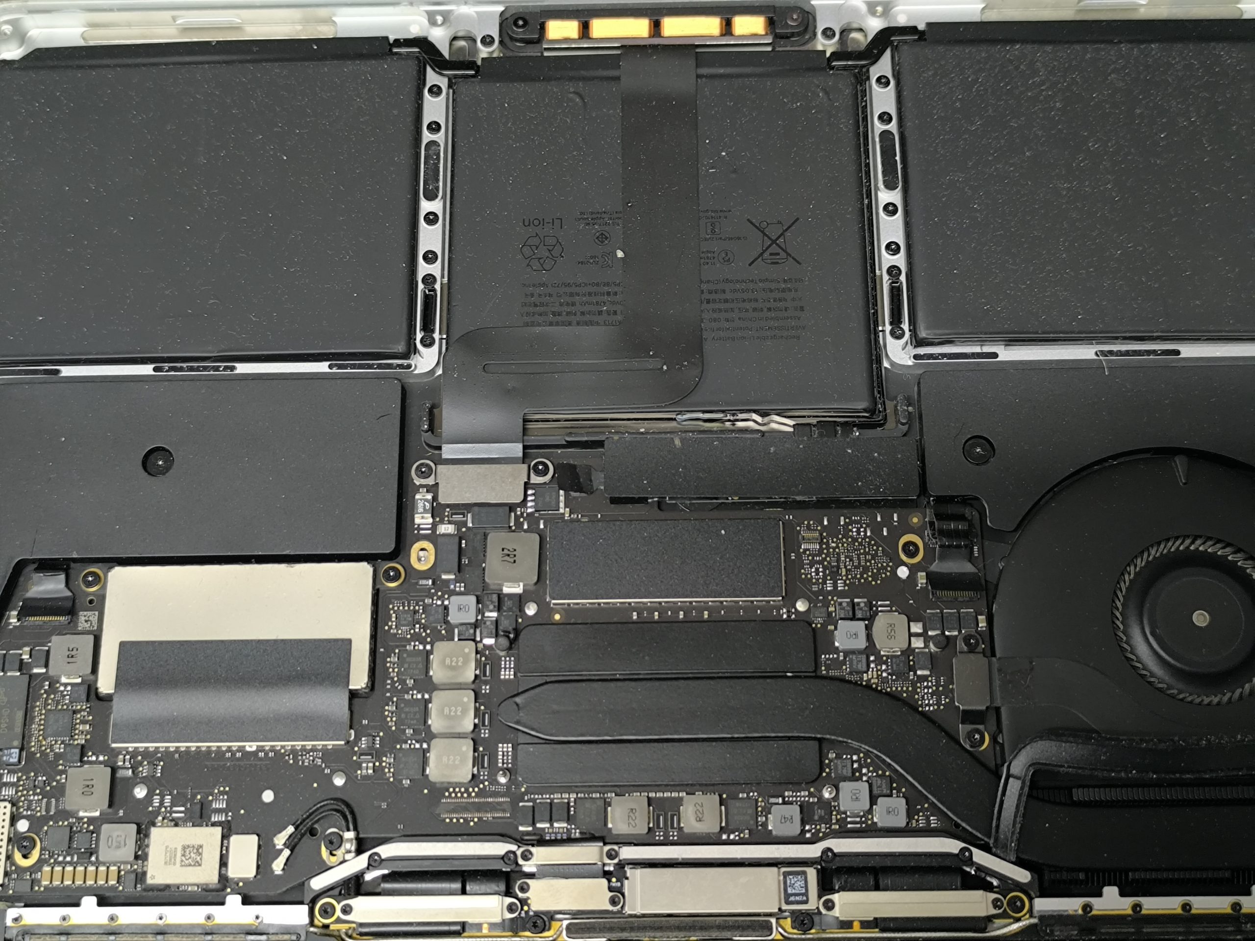 Macbook Pro 13 A1708 wnętrze, które trzeba zdemontować