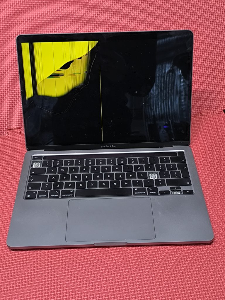 Macbook A2338 zbity ekran, po upadku