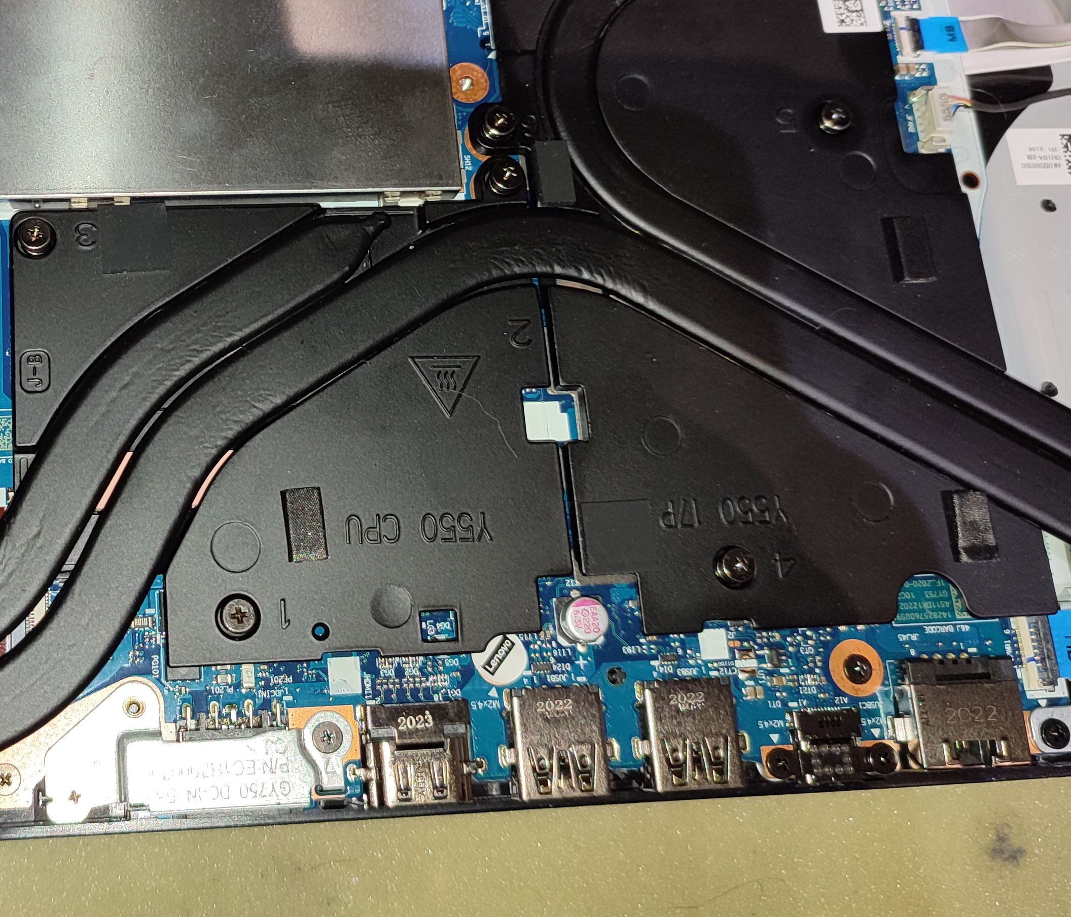 Uszkodzony port USB wpływa na grafikę laptopa