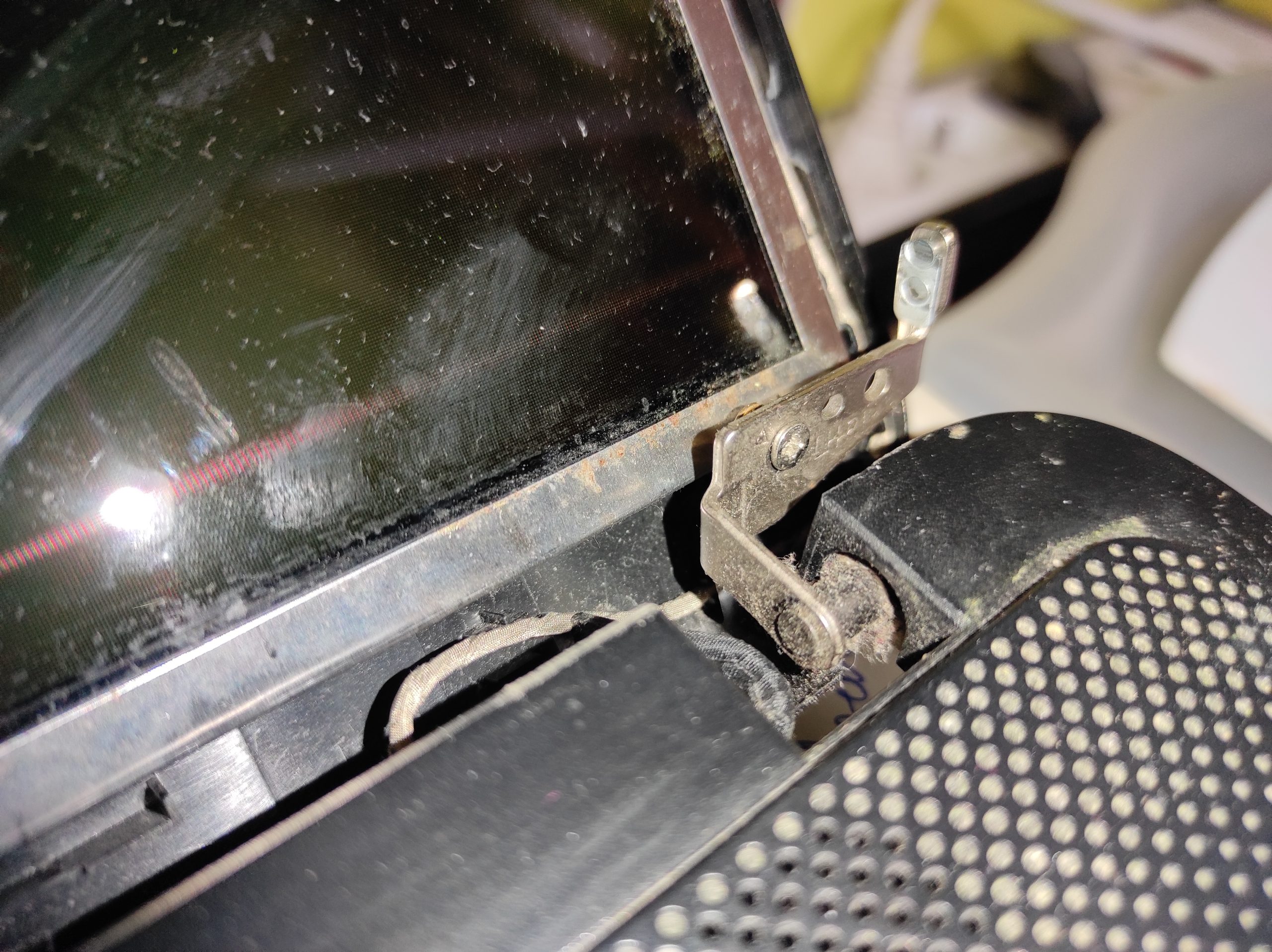 Zawiasy laptopa – mogą powodować migotanie