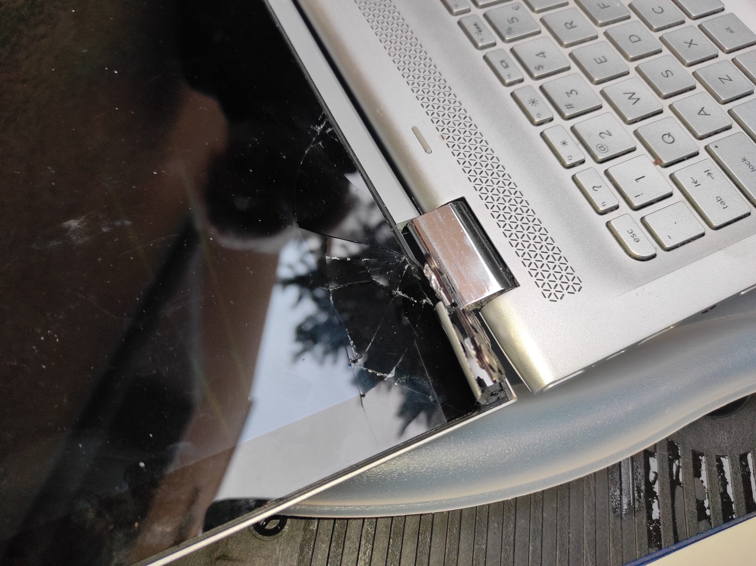 Uszkodzony ekran dotykowy w laptopie