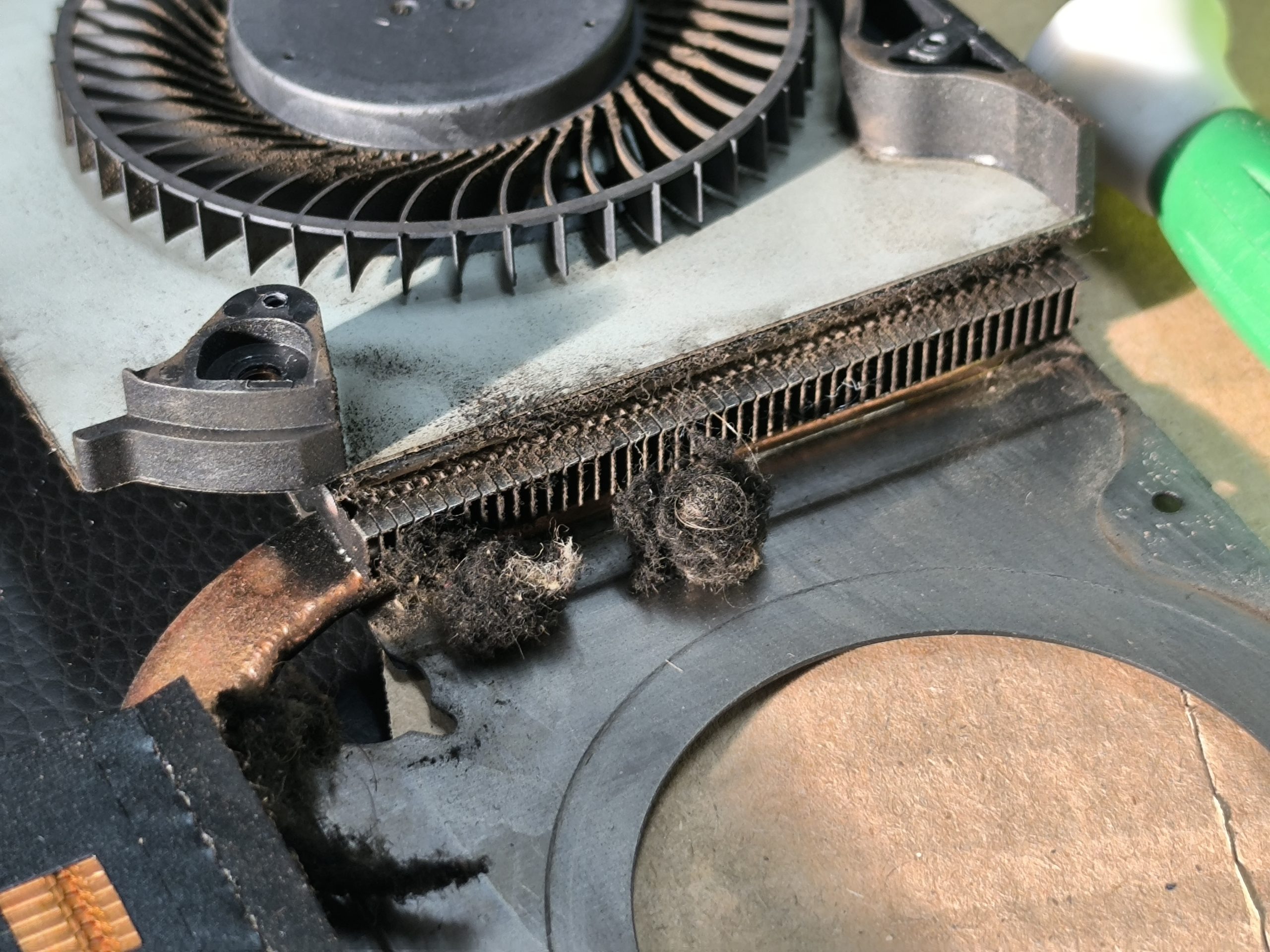 Zużyty wentylator i stara pasta termiczna w laptopie Acer