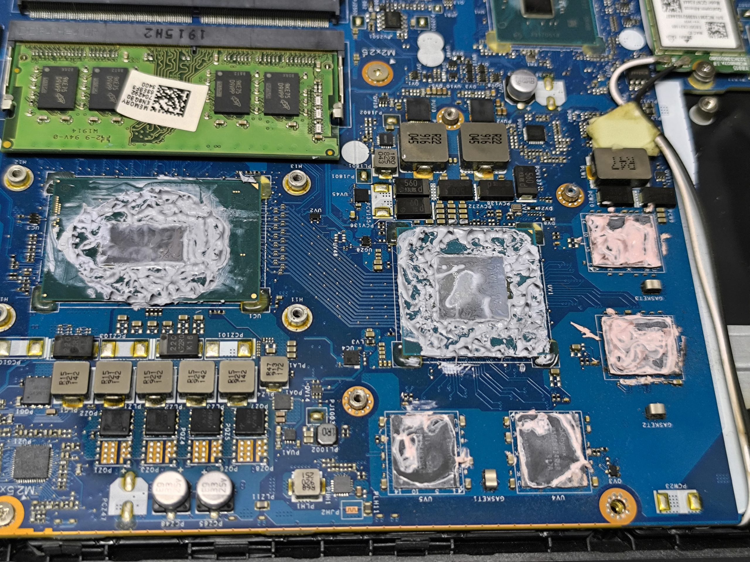 Wnętrze laptopa Acer A715-74G przed czyszczeniem układu chłodzenia