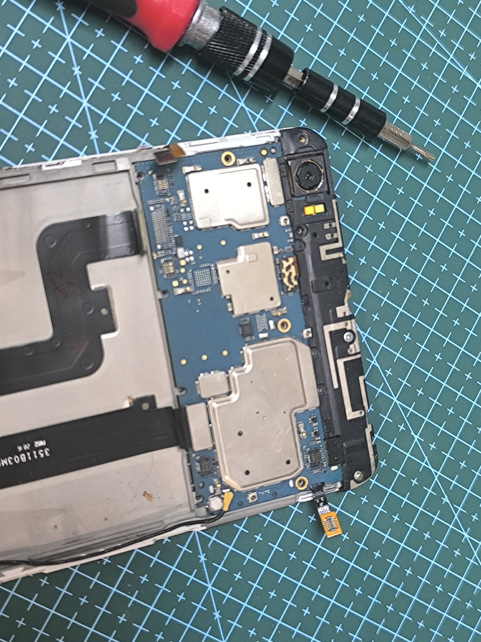 Zalany smartfon po rozebraniu – czyszczenie i próba uruchomienia do odzysku danych