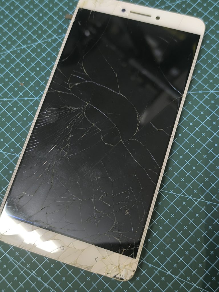 Uszkodzony ekran smartfona zawierającego ważne dane.