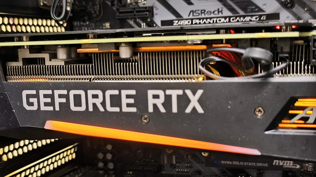 karta graficzna GeForce RTX w komputerze podczas czyszczenia po zalaniu