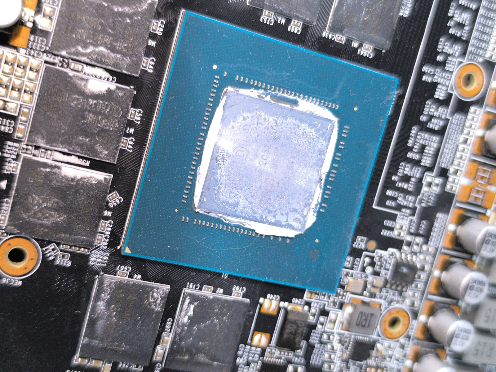 czyszczenie procesora i socketu płyty głównej