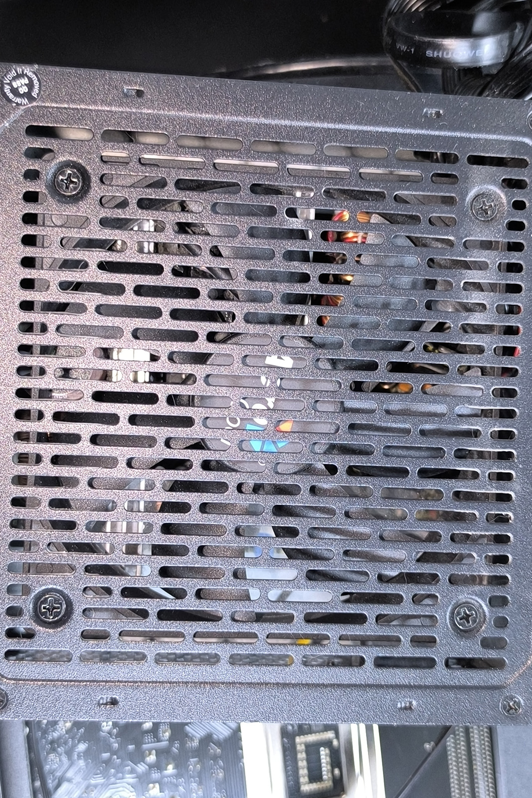 czyszczenie wnętrza obudowy komputera i zasilacza