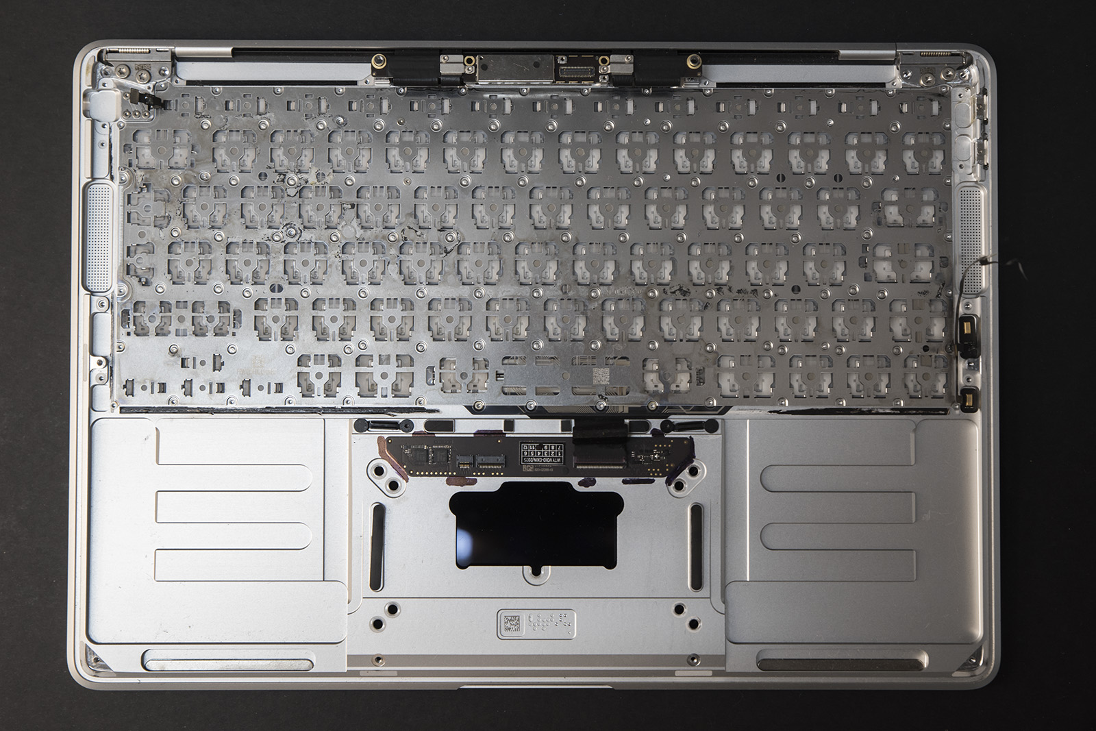 Demontaż klawiatury w laptopie po zalaniu podczas diagnostyki w serwisie