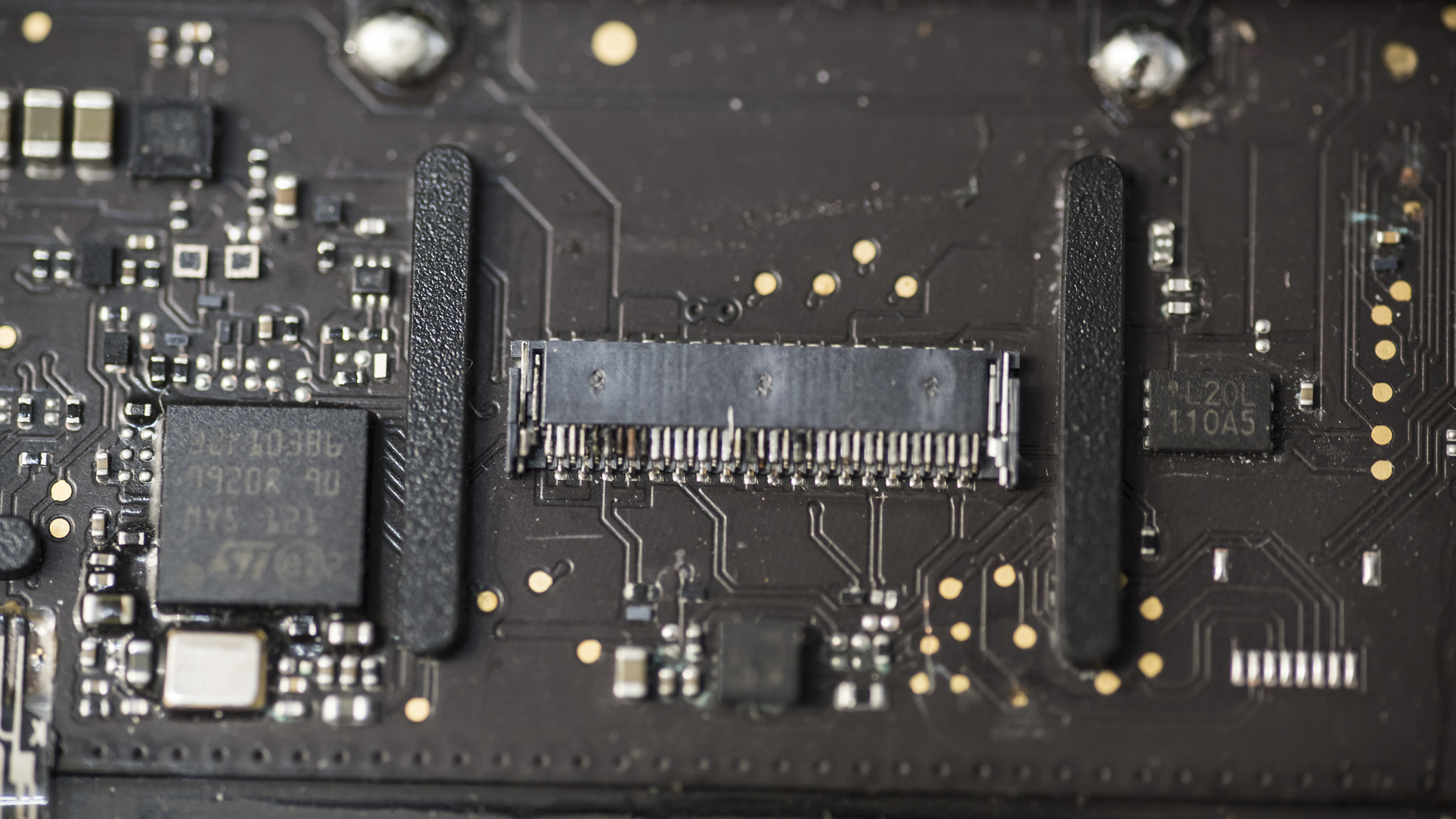 Korozja na złączu taśmy w MacBooku Air M1 A2337 po zalaniu słodkim napojem