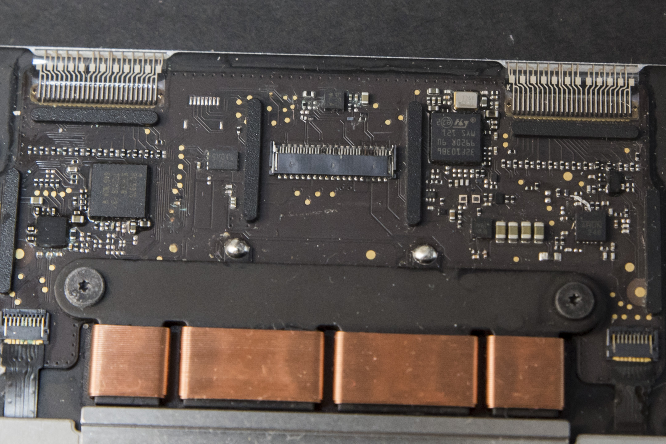 Elektronika i złącza touchpada MacBook Air M1 A2337 po zalaniu