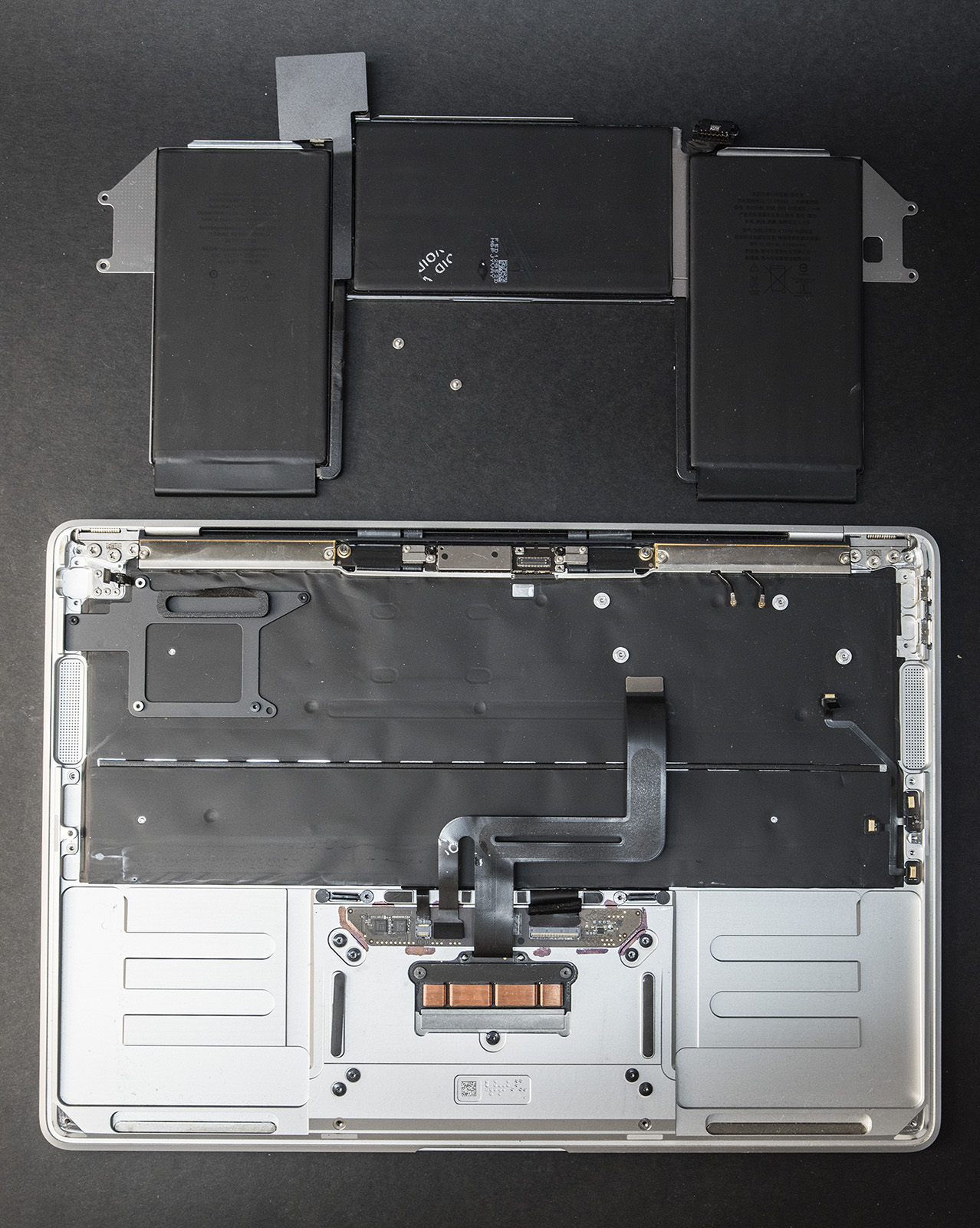 Laptop po zalaniu w trakcie diagnostyki – demontaż baterii i dostęp do płyty głównej