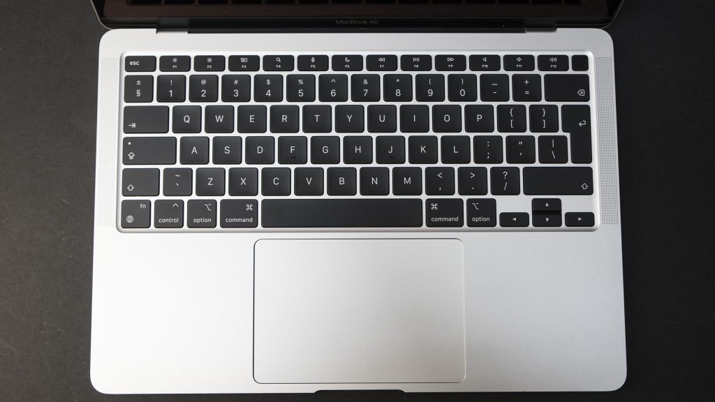 MacBook Air M1 A2337 po naprawie zalania – działająca klawiatura i touchpad