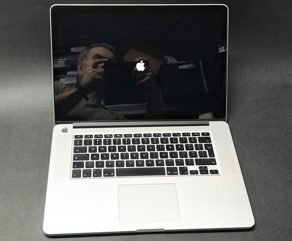 MacBook Pro A1398 przed wymianą głośników Zielona Góra