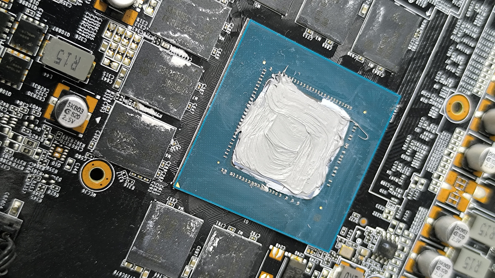 czyszczenie płyty głównej komputera po zalaniu napojem