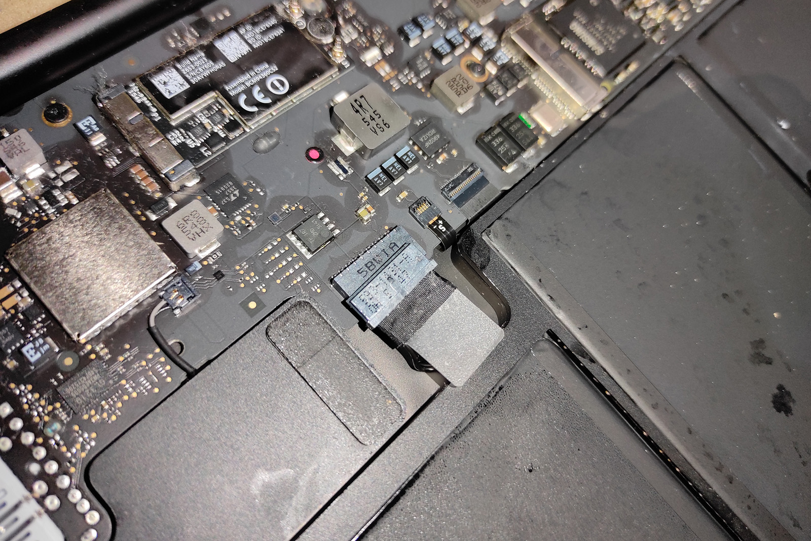 Diagnostyka laptopa po zalaniu – sprawdzenie płyty głównej i złączy, odłączenie baterii