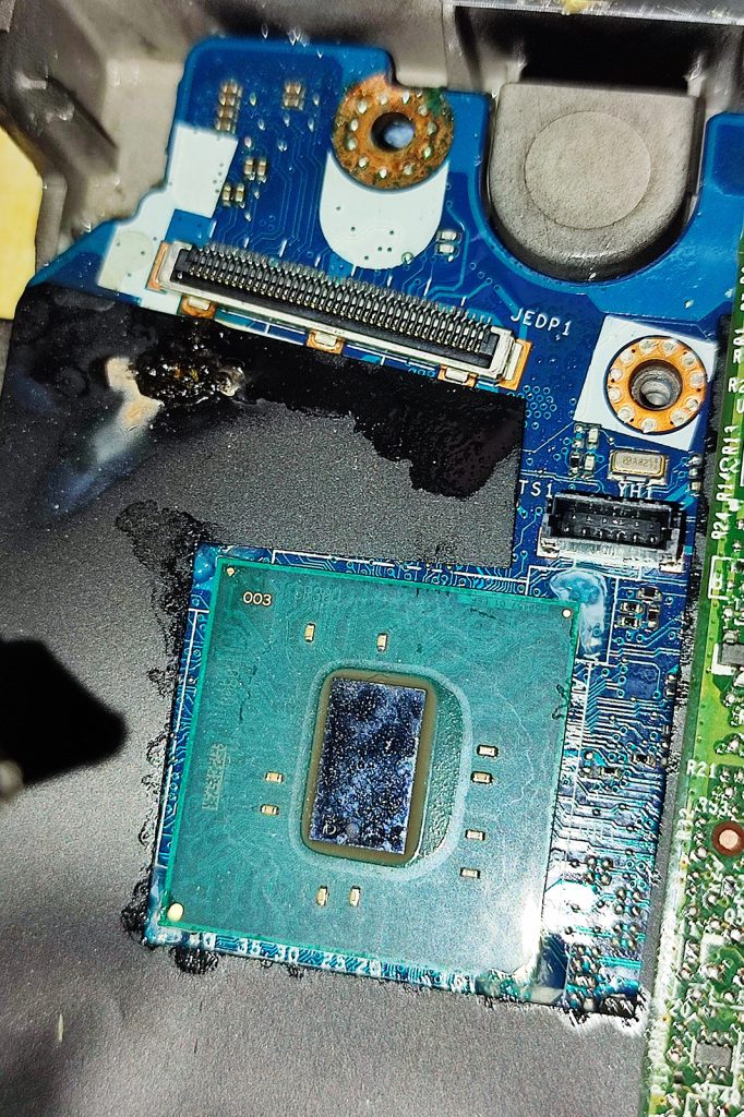 Korozja po zalaniu laptopa widoczna na płycie głównej-diagnoza w serwisie