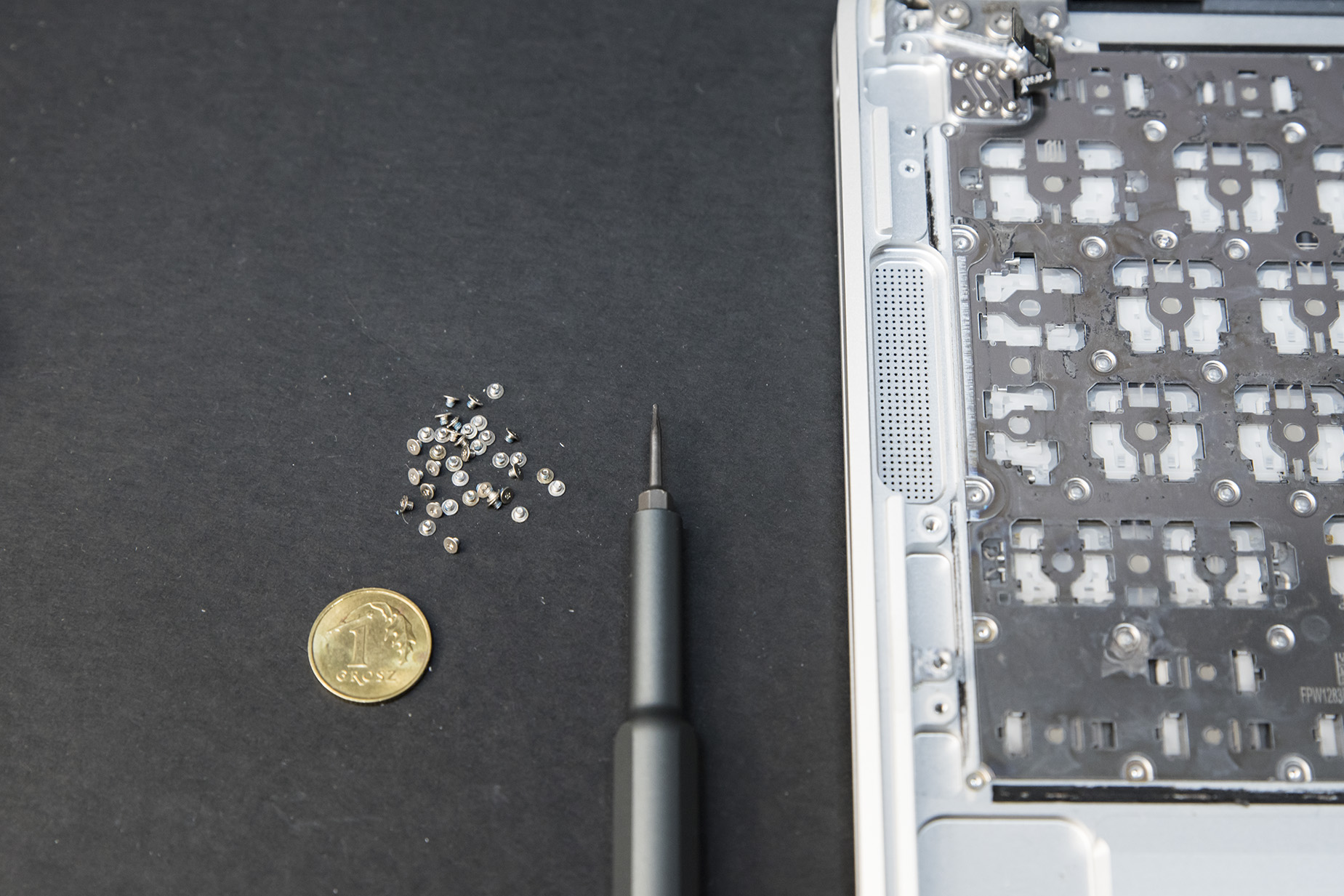 Śrubki klawiatury MacBook Air M1 A2337 – etap demontażu