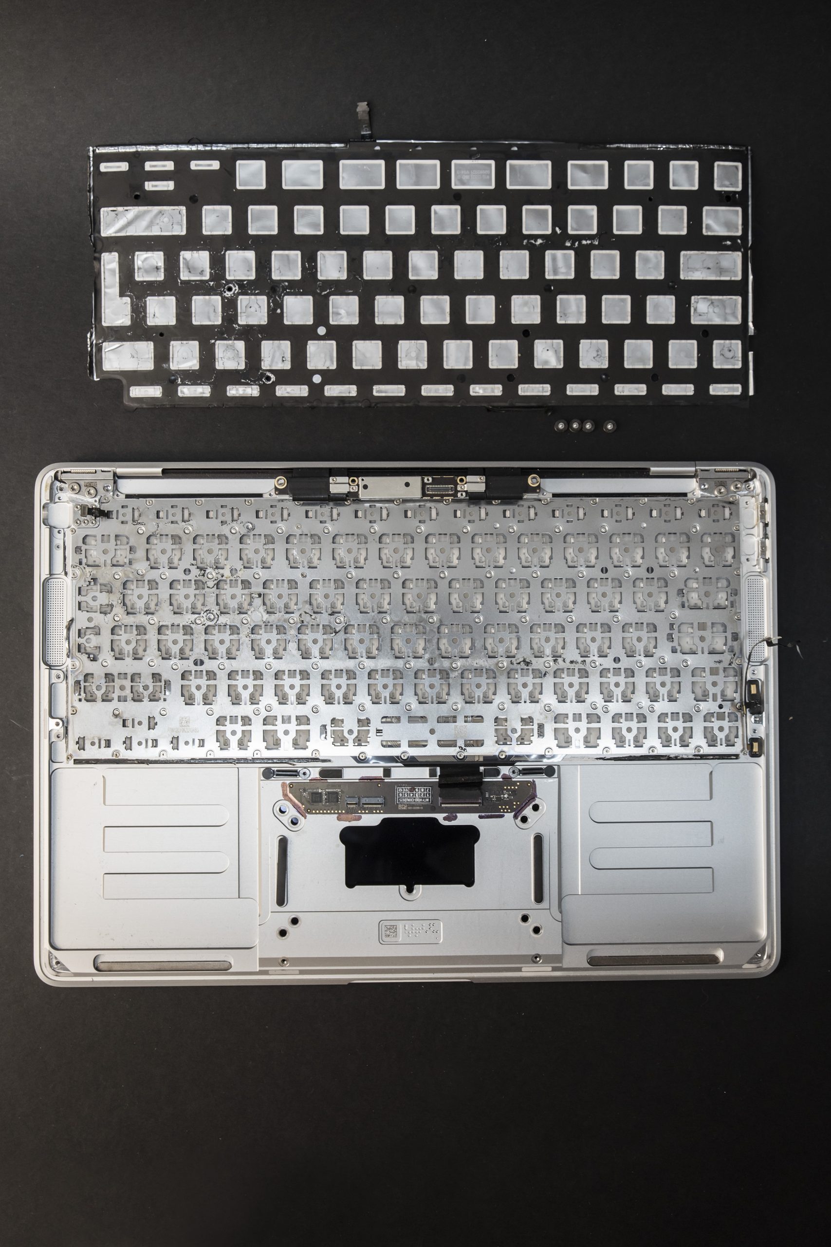 Demontaż klawiatury MacBook Air M1 A2337 podczas naprawy po zalaniu