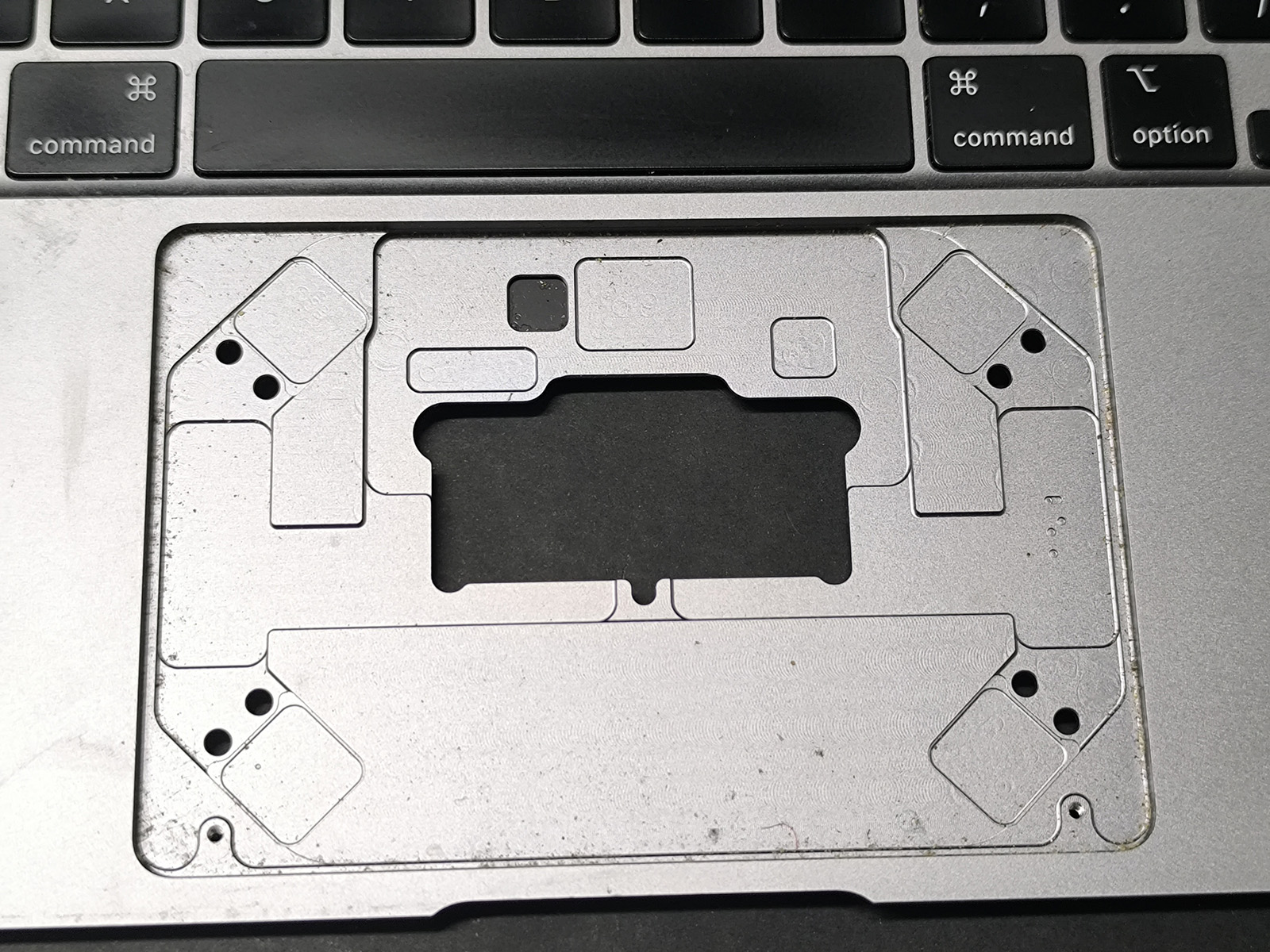 Miejsce po touchpadzie w MacBooku Air A2337 podczas czyszczenia po zalaniu wodą