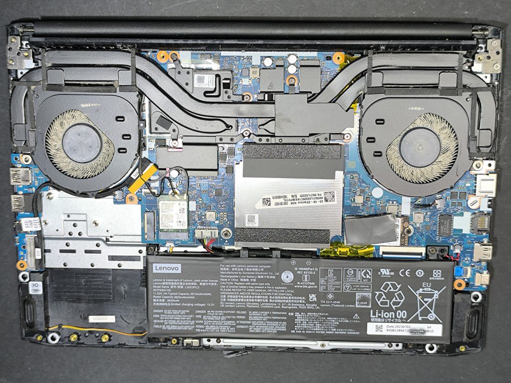 Zakurzony układ chłodzenia Lenovo IdeaPad Gaming 15IHU6 z dwoma wentylatorami przed czyszczeniem w serwisie