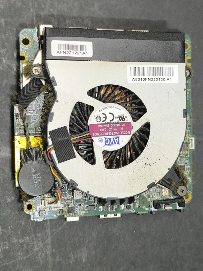 Intel NUC z restauracji z tłustym kurzem na płycie głównej, wentylatorze i układzie chłodzenia przed czyszczeniem