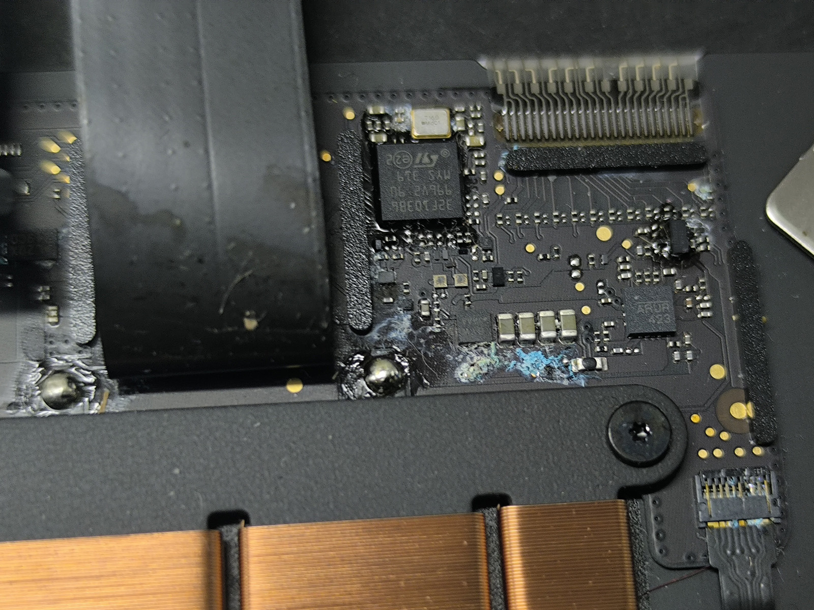 Korozja na elektronice MacBooka Air A2337 po zalaniu wodą
