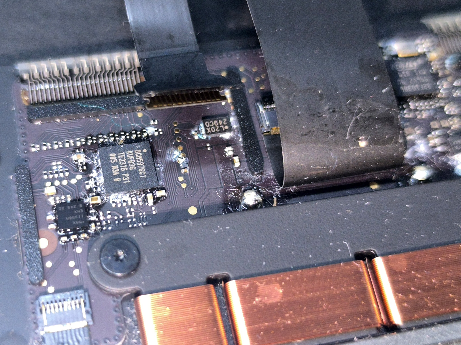 Ślady korozji przy złączach MacBooka Air A2337 po zalaniu wodą