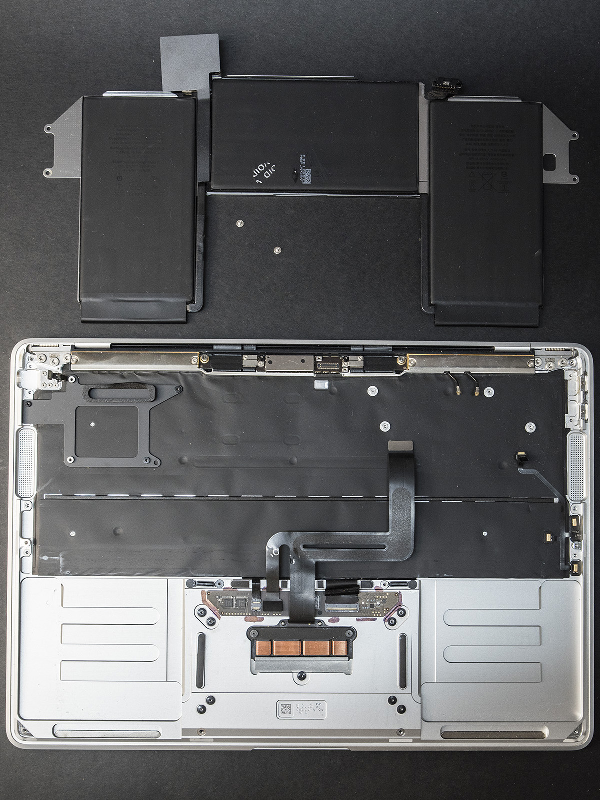 MacBook Air A2337 po czyszczeniu w trakcie składania po zalaniu wodą