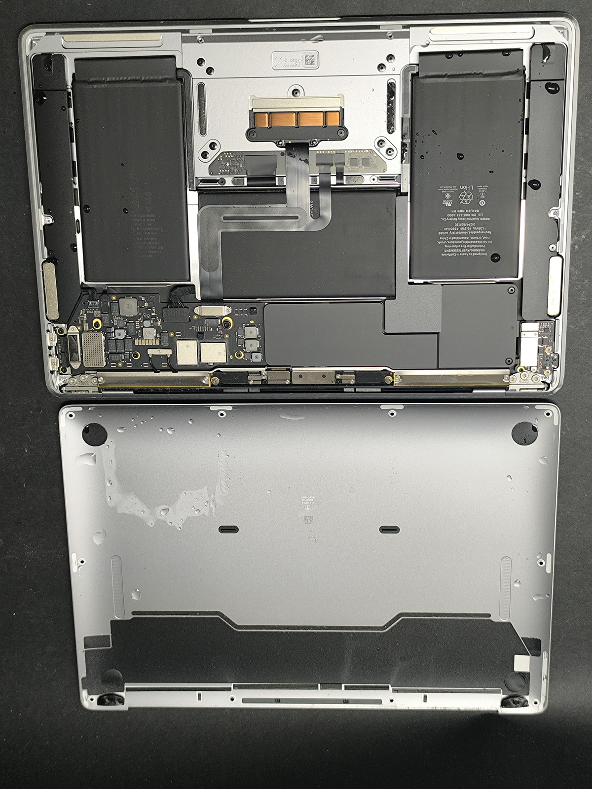 MacBook Air A2337 po zdjęciu dolnej pokrywy po zalaniu wodą