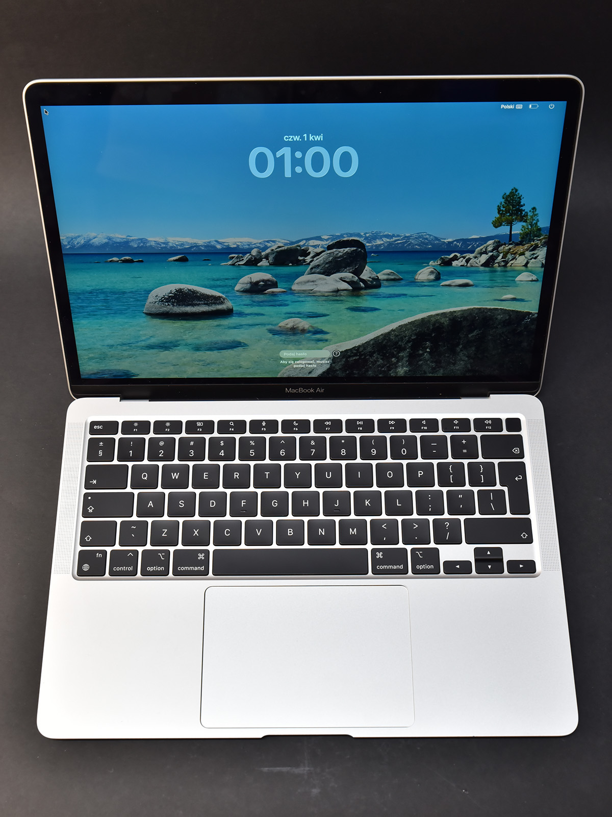 MacBook Air A2337 uruchomiony po czyszczeniu po zalaniu wodą w Zielonej Górze