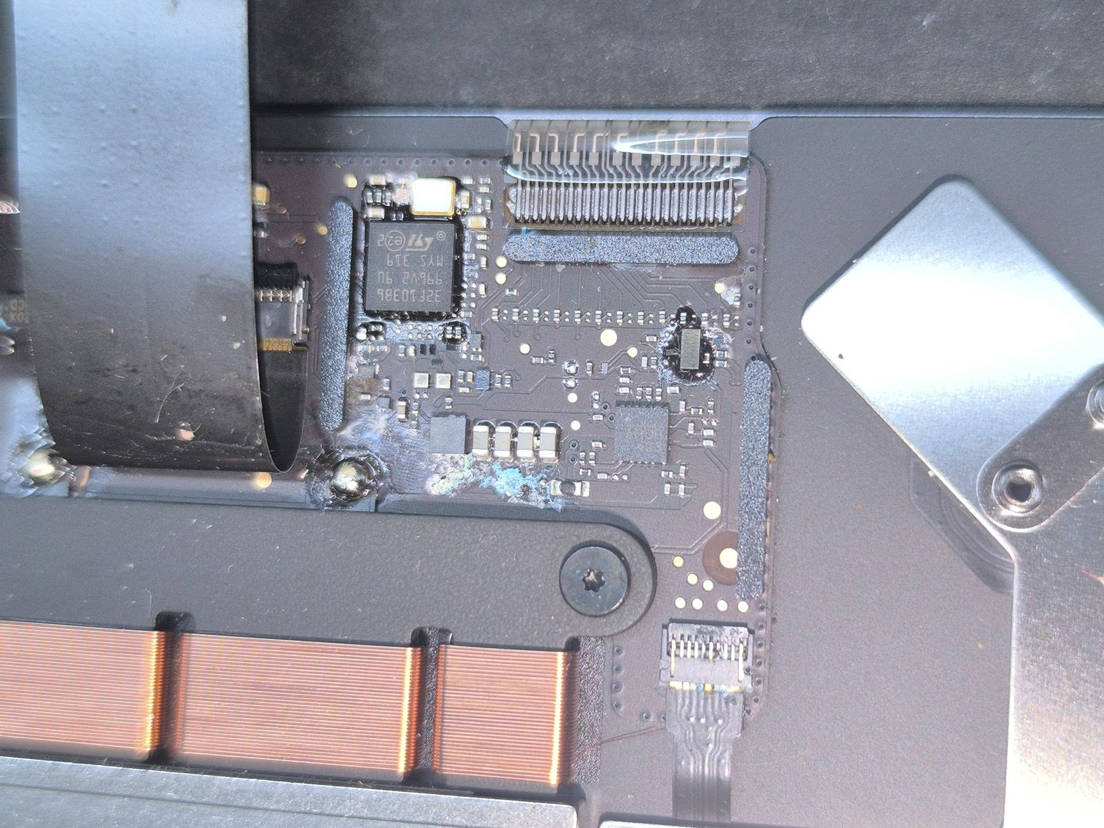 Nalot i ślady zalania na elektronice MacBooka Air A2337