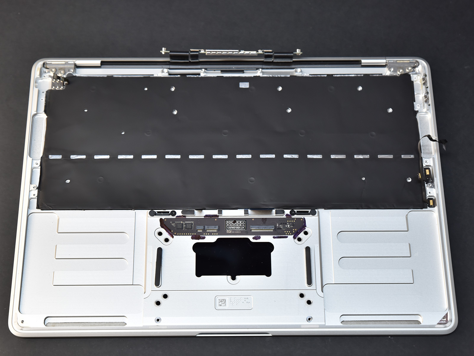 Wnętrze MacBooka Air A2337 po czyszczeniu po zalaniu wodą