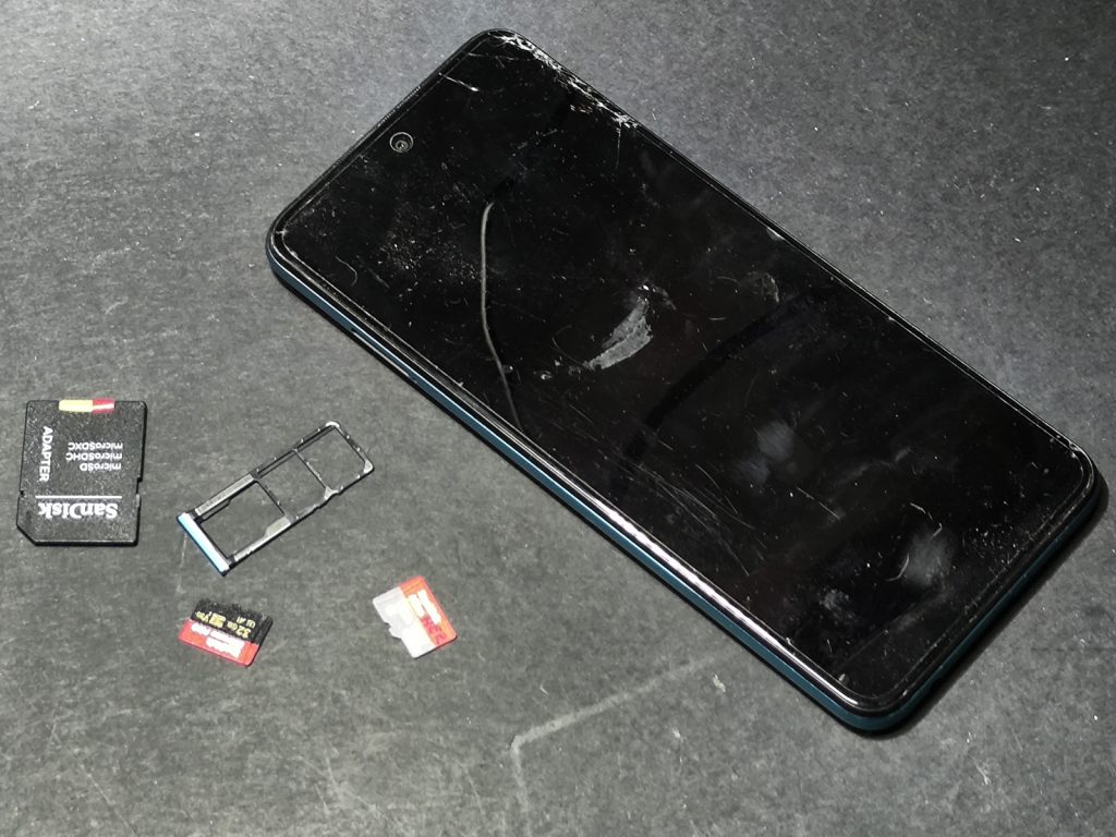 Odzyskiwanie danych z karty microSD wyjętej z uszkodzonego smartfona w Zielonej Górze