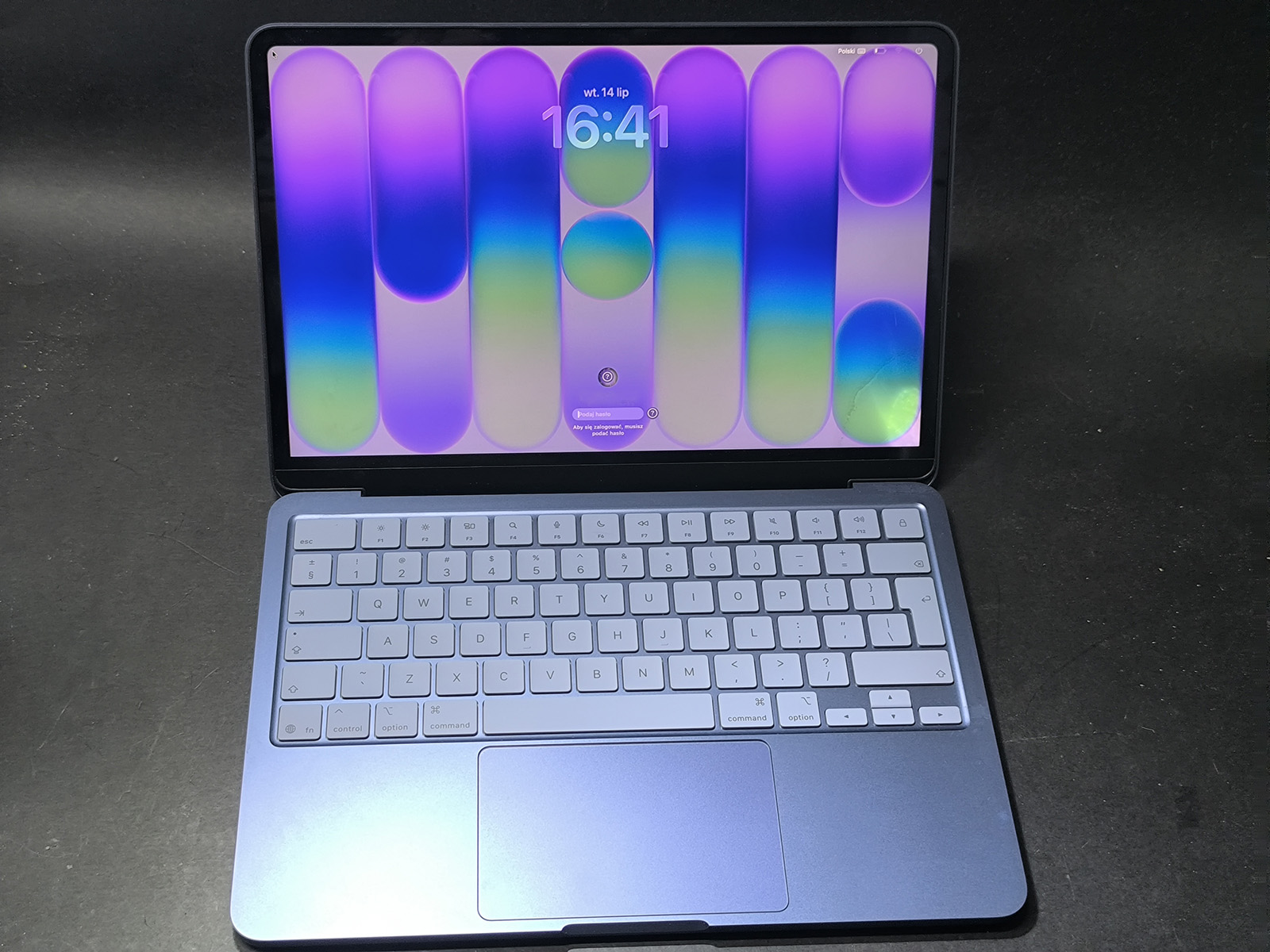 Działający MacBook po czyszczeniu, złożeniu i testach po zalaniu