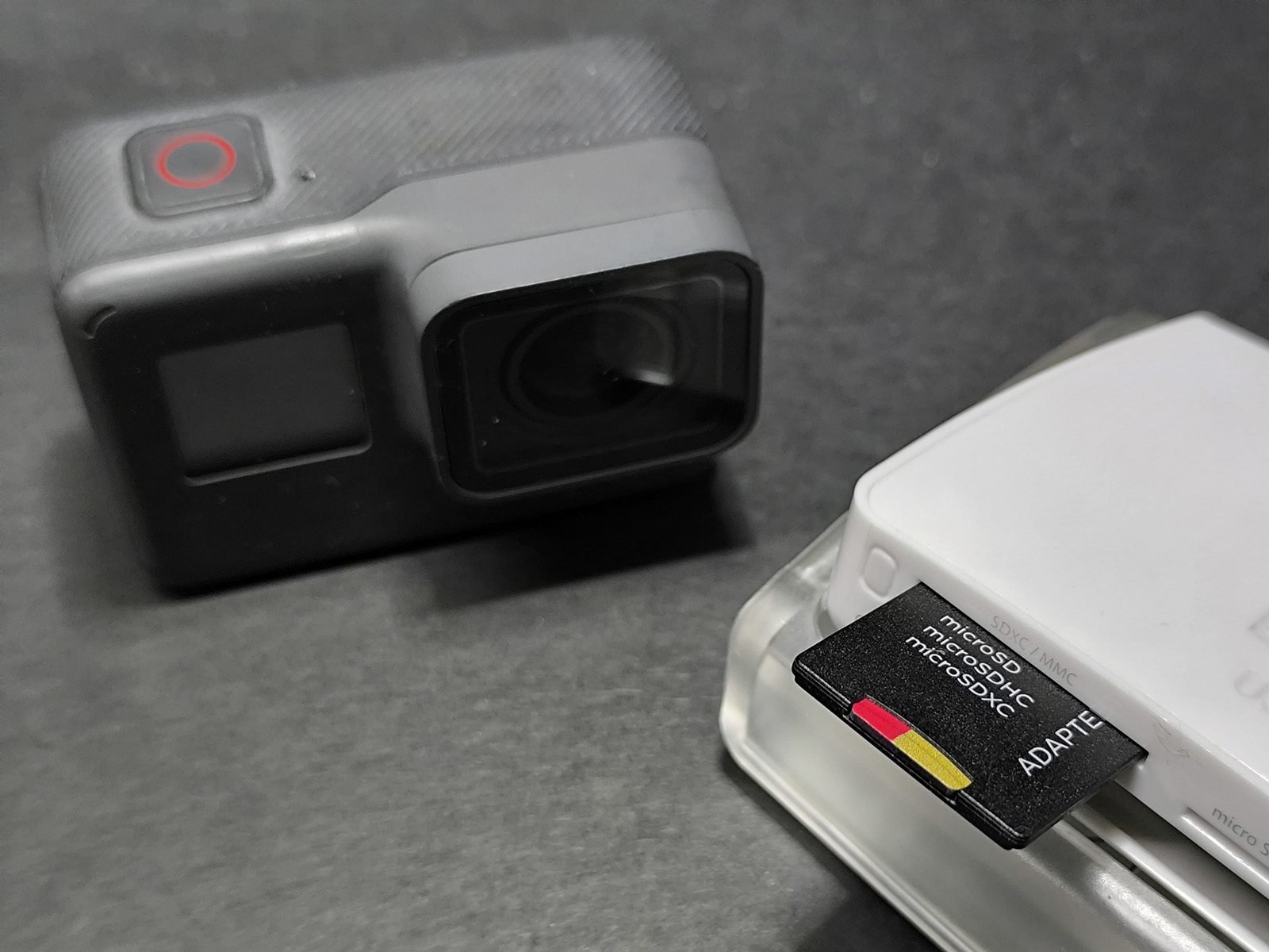 Kamera GoPro i karta microSD w czytniku podczas odzyskiwania filmów