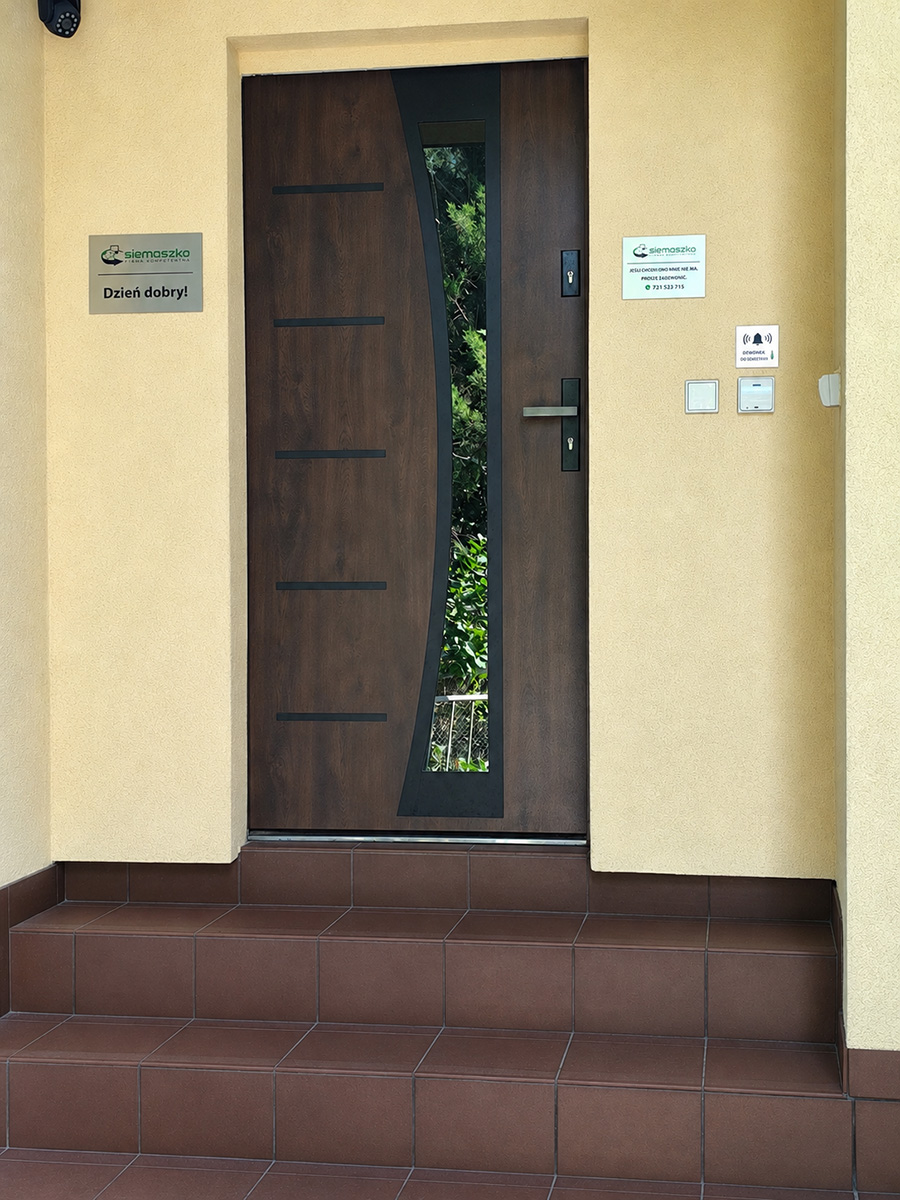 Drzwi wejściowe do serwisu komputerowego Siemaszko w Zielonej Górze