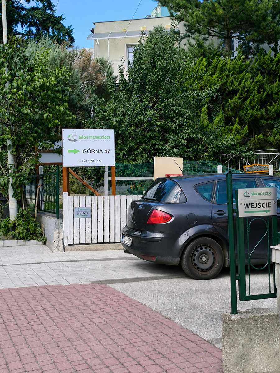 Dojście do serwisu komputerowego od strony ulicy Chmielnej w Zielonej Górze